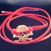 Pulseira skull dourada, vermelha