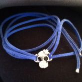 Pulseira caveirinha com strass, azul